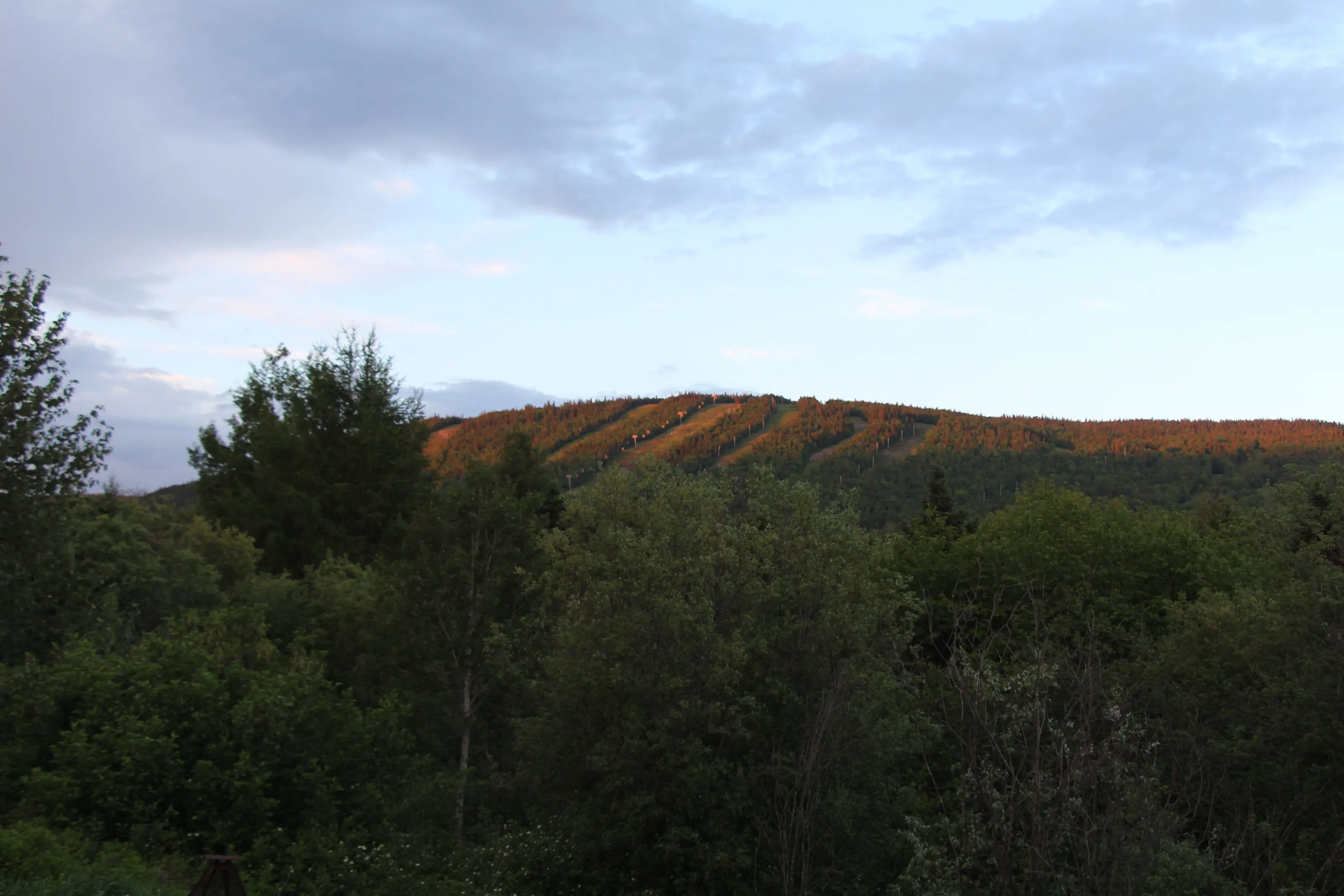 Les pistes du Mont Grand-Fonds sous la dernière lumière, vues des hauteurs de La Malbaie