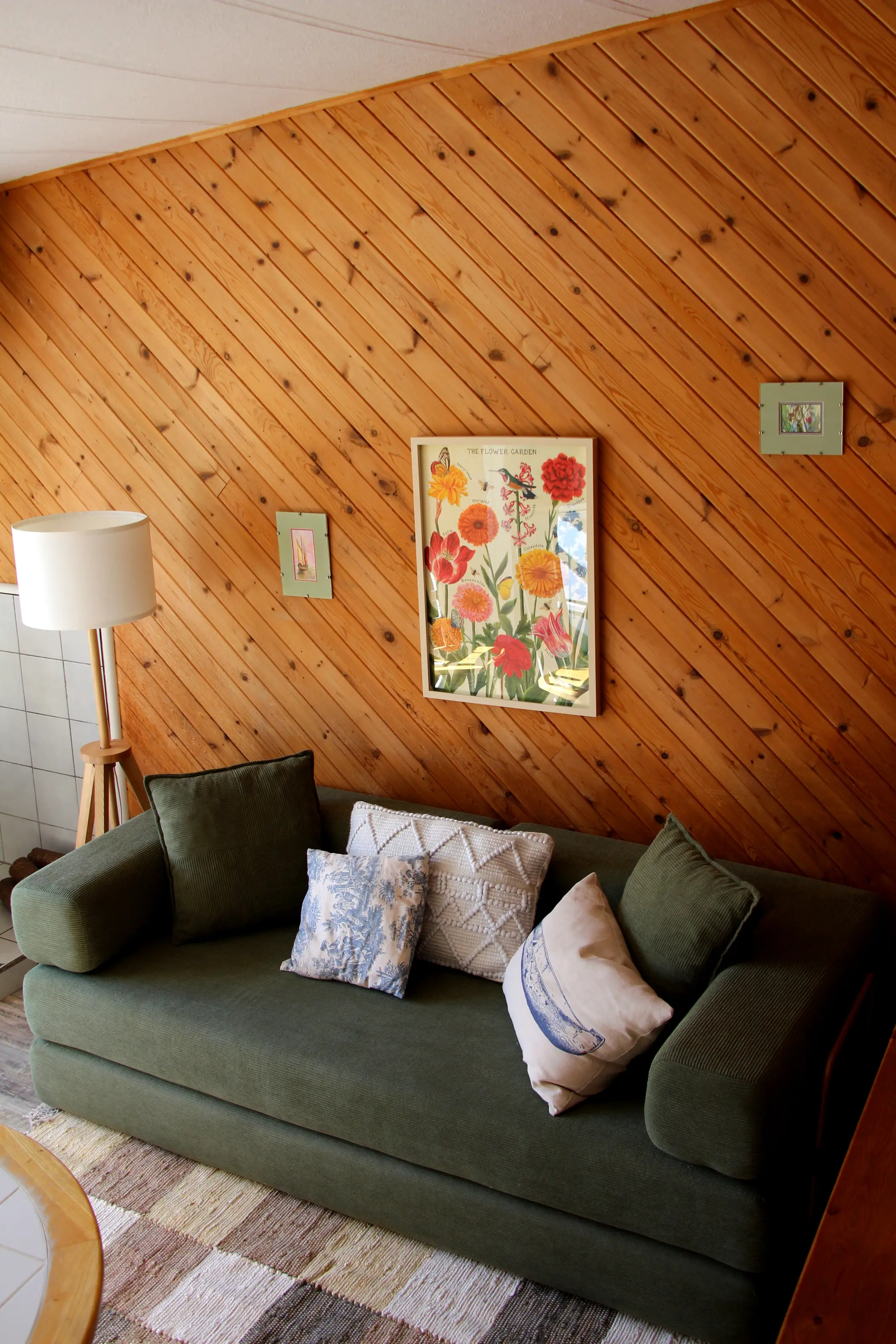 Le canapé-lit vert sauge et son affiche botanique, chalet On s’attarde ?